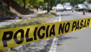 Paramédicos atendieron al conductor lesionado tras el accidente registrado en la vialidad estatal.