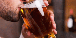 Beber cerveza quita dolor de cabeza