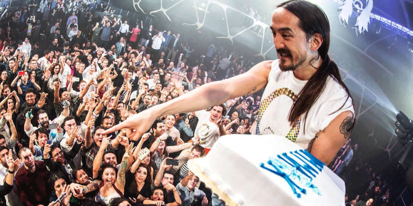 ¿Por qué Steve Aoki lanza pasteles en sus conciertos?