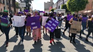 Funcionarios detenidos en Cdmx tras agredir a mujer trans; colectivos feministas exigen justicia.