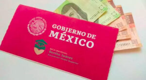 Registran zafarrancho por desorganización en entrega de becas Benito Juárez en Tula