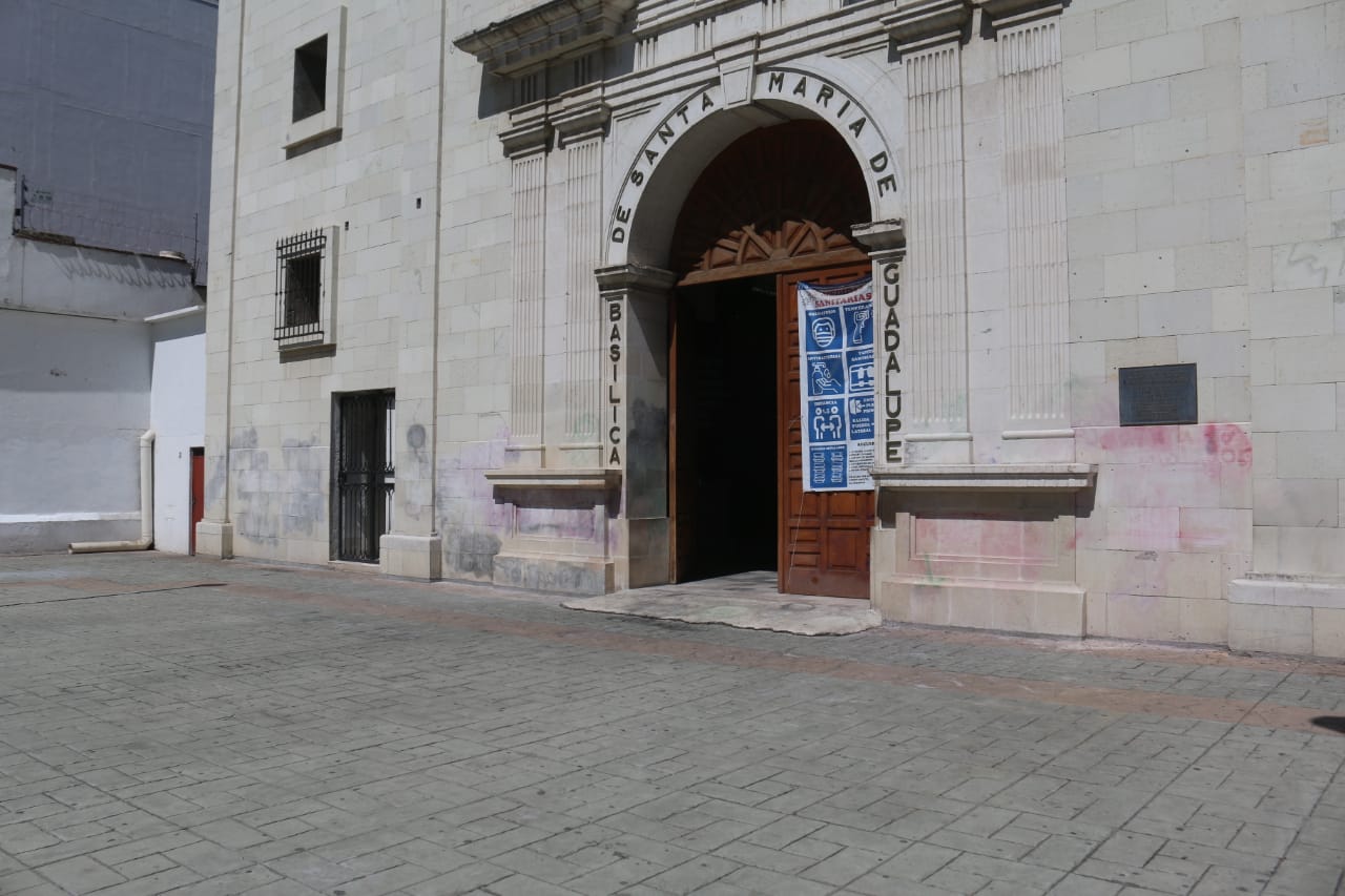 Limpian las inmediaciones de La Villita, tras pintas durante marcha
