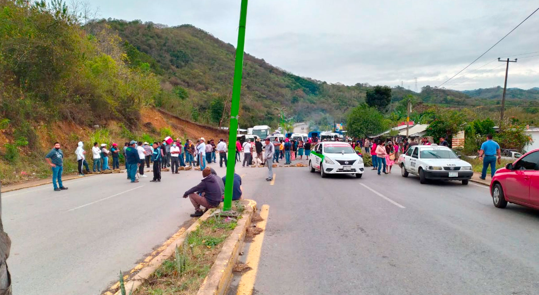 bloquean México-Tampico agua