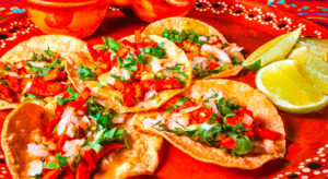 Los tacos al pastor, uno de los favoritos en México, dominan los puestos callejeros.