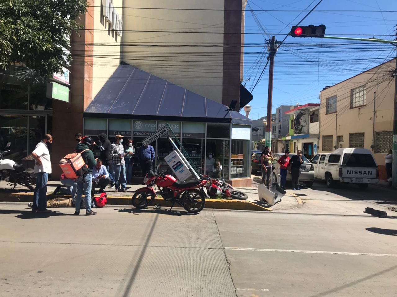 Moto y auto chocan Revolución, Pachuca