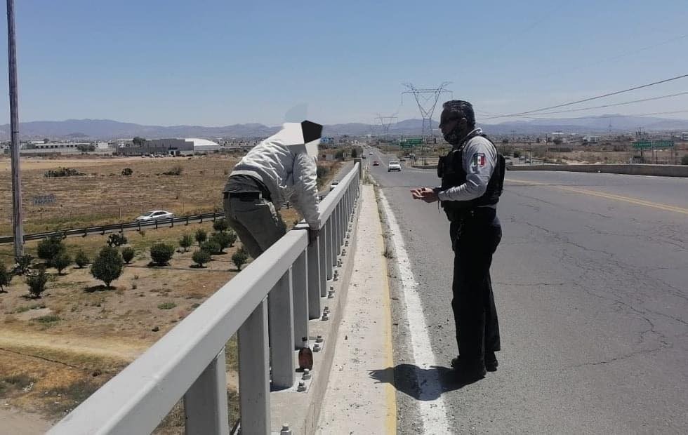 Policía municipal detiene intento de suicidio en la México- Pachuca