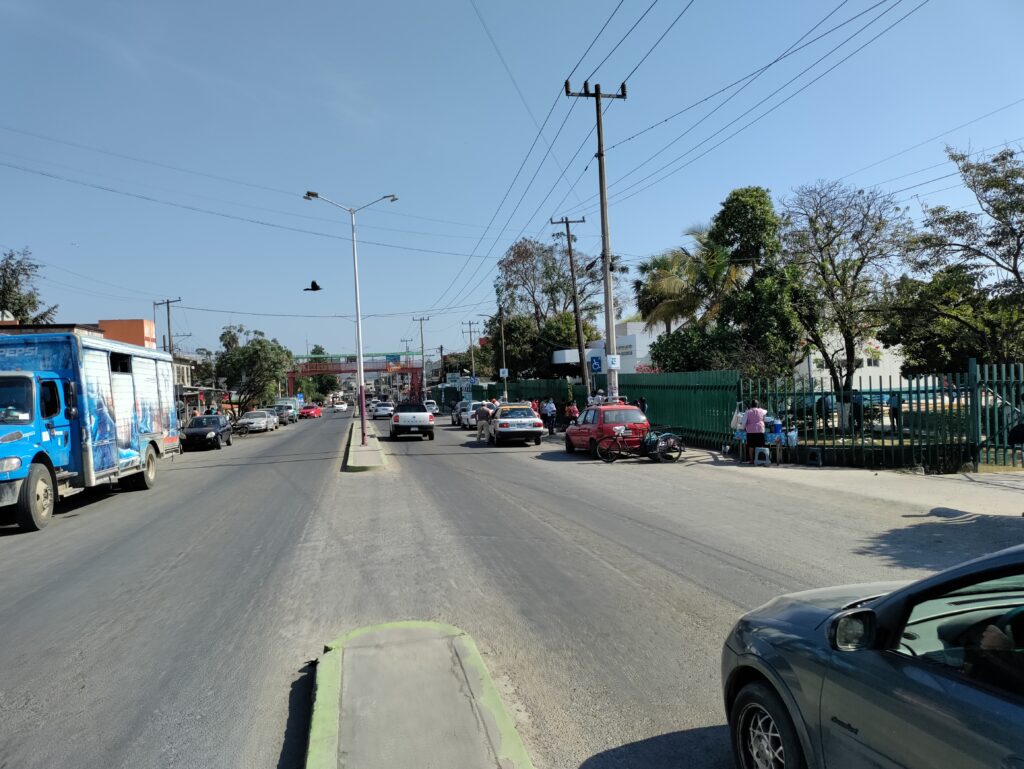 Bulevar Central de Huejutla “parece estacionamiento”, denuncian