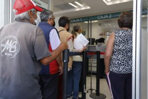 Beneficiarios con tarjeta INAPAM podrán acceder a los bonos este diciembre.