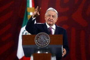 AMLO defiende al Ejército en Caso Ayotzinapa, en su 