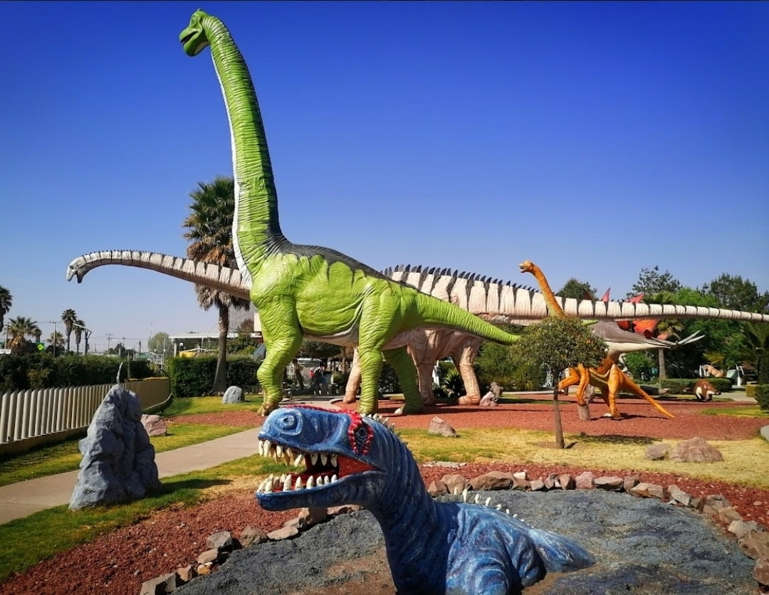 No te pierdas el recorrido nocturno de disfraces en Dinoparque