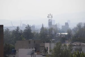 La recomendación de SEMARNATH, para los grupos sensibles es evitar las actividades físicas