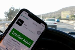 Pasajera amenaza con denunciar a chofer por no acelerar; video se viraliza.