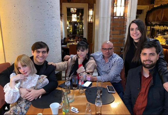 Muestra Maribel Guardia altar con la urna con las cenizas de Julián Figueroa