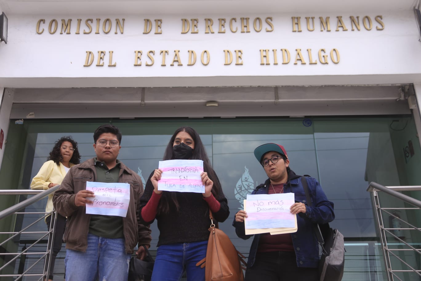 Inician queja Derechos Humano impedir acceso baño mujer trans