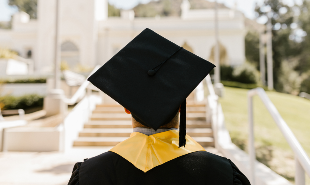 ¿Tu universidad te niega el título profesional? Ya la puedes demandar