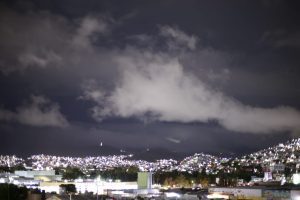 Habitantes de Hidalgo enfrentan el impacto del frente frío con medidas de prevención.