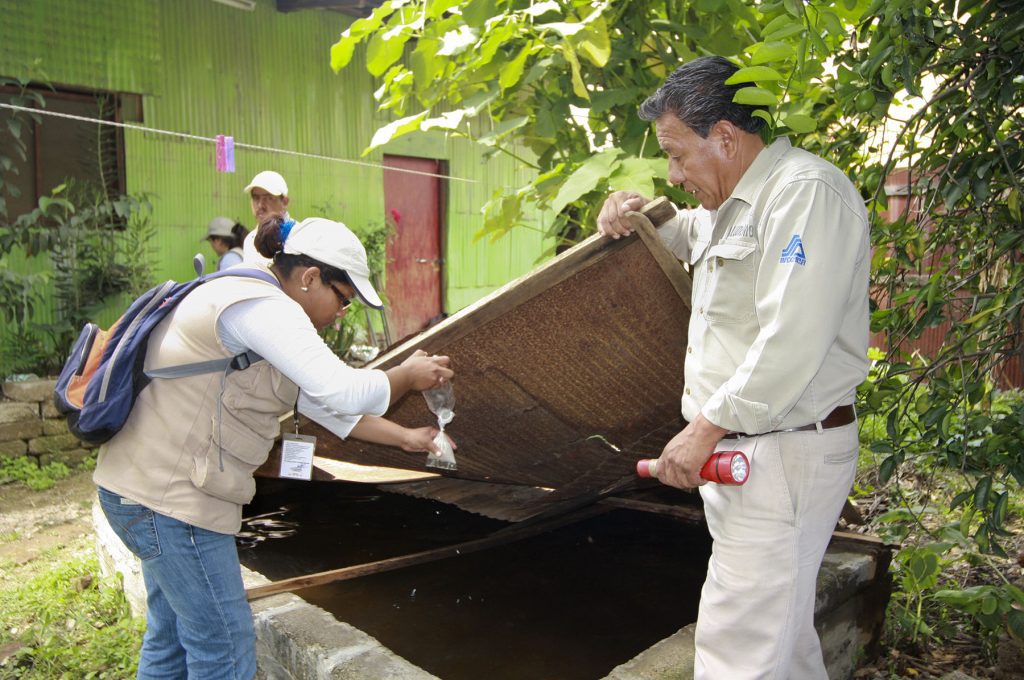 Los casos que han sido detectados de dengue están presentes en 11 municipios, de los cuales dos aparecen con un alto índice, al considerar la incidencia por cada 100 mil habitantes; se trata de Atlapexco, que tiene un total de 27 casos, 18 de ellos de tipo no grave y nueve con signos de alarma y grave, así como Huautla,