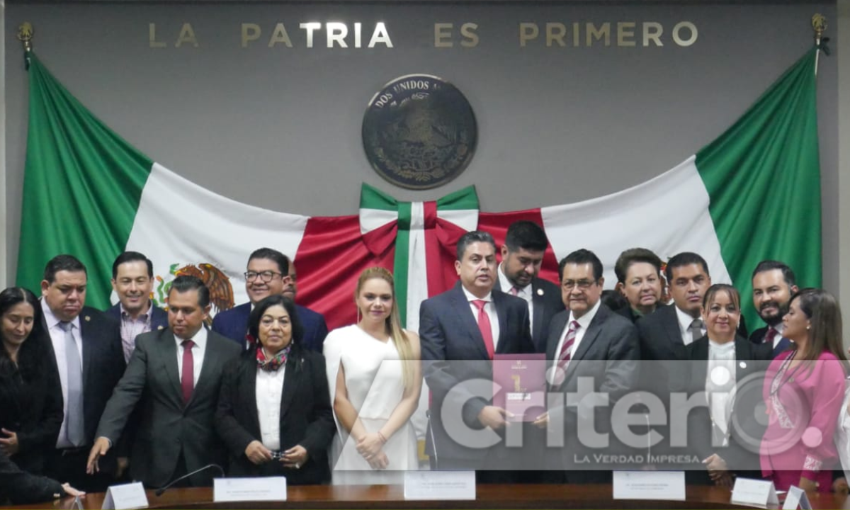 Entregó Guillermo Olivares informe de Menchaca al Congreso de Hidalgo ...