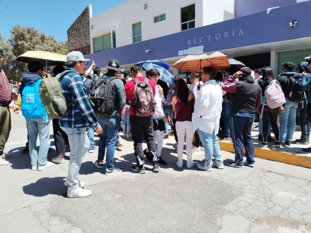 Protestan UPP regreso profesores acosadores
