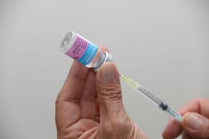 IMSS-Bienestar destacó la importancia de proteger a los menores con la vacunación anti influenza.