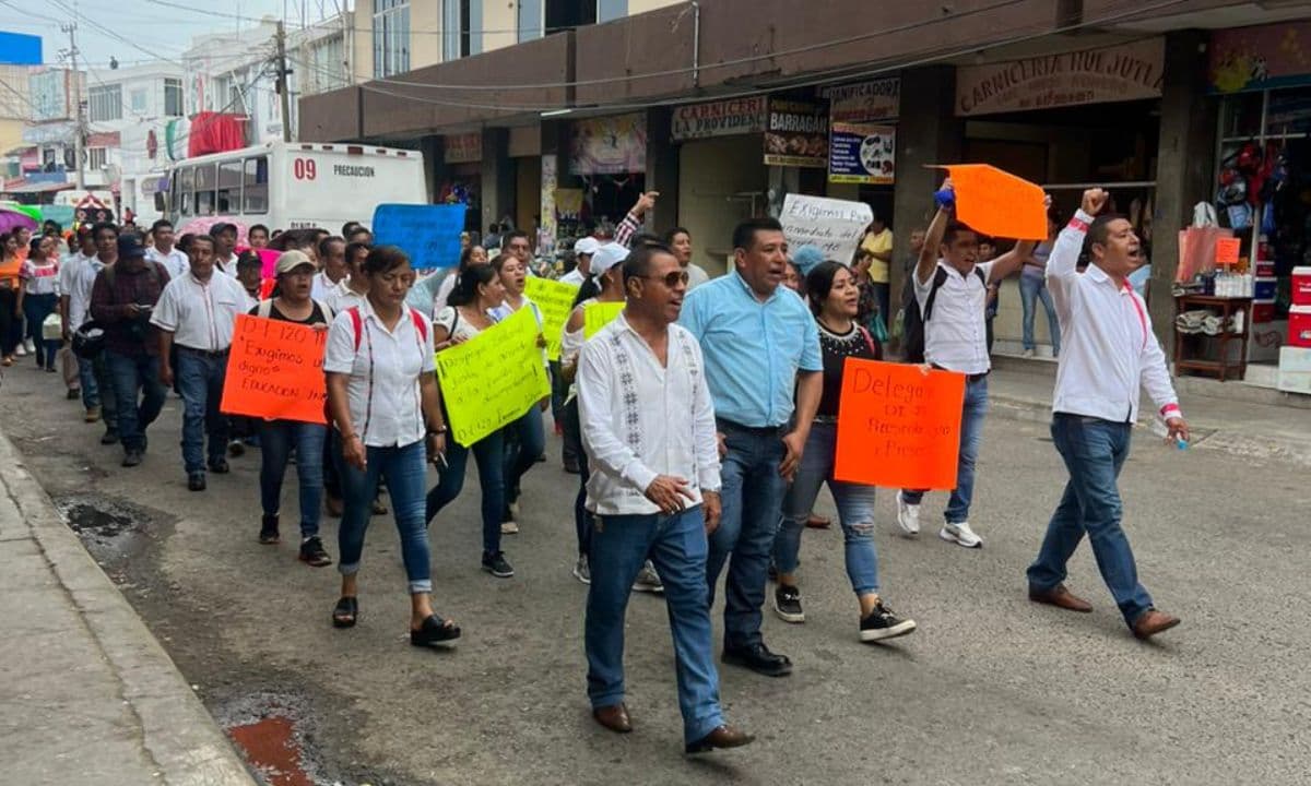 Se manifiestan maestros de educación rural por la falta del pago de la ...