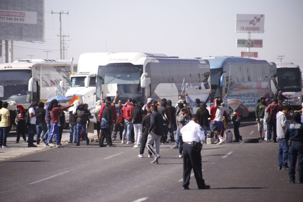 Con bloqueo en la México-Pachuca, comerciantes piden cese a la directora de comercio y abasto
