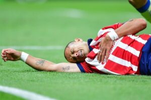 Pese al bajo rendimiento, la afición rojiblanca agradeció al Chicharito su peso simbólico e identidad con el club.