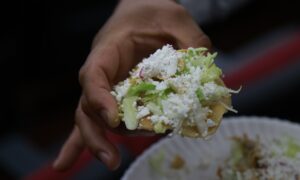 El emblemático antojito pachuqueño, La Chalupa, ha sido inmortalizado en la obra de Raúl Guerrero.