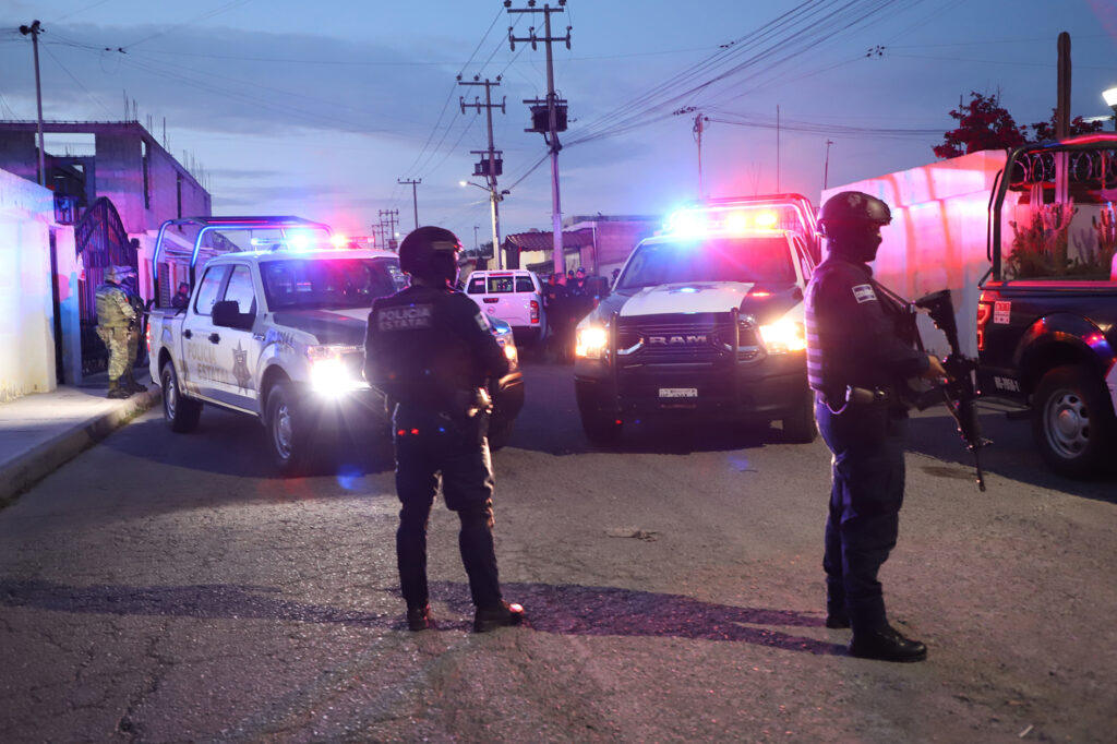 Policía acordona el terreno baldío en Pachuca tras el hallazgo del cuerpo encobijado