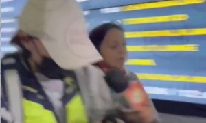 Belinda evade a la prensa, ahora disfrazada de personal del aeropuerto