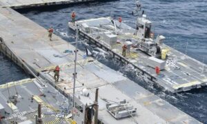 Distribución de ayuda desde el dique flotante en Gaza