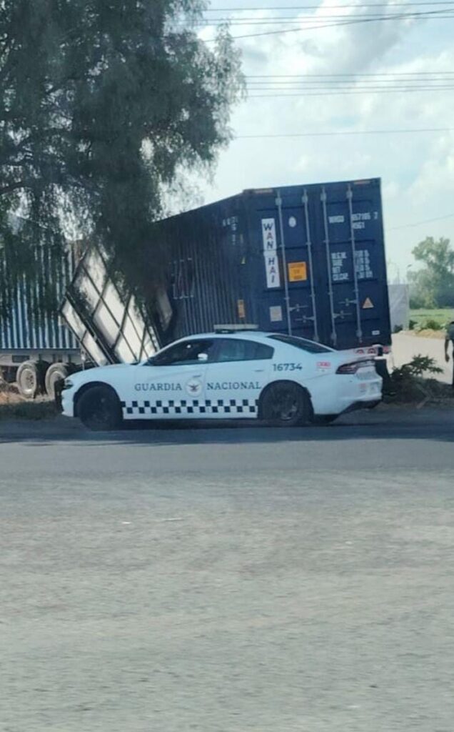 En persecución con la Guardia Nacional, tractocamión causa accidente en Tula