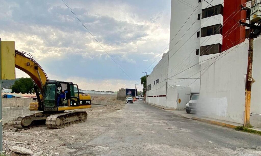 Conagua reconstruirá calle colapsada por obras del río