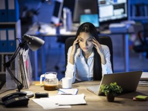 Explotación laboral: Las consecuencias legales para los jefes que obligan a trabajar más de 48 horas semanales