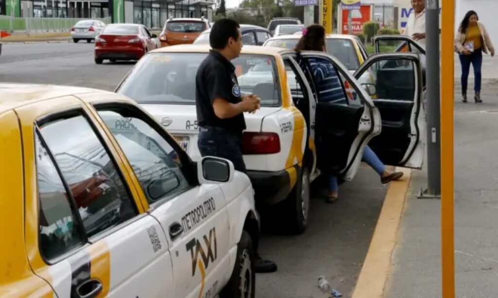Los taxistas enfrentan un alza en el costo de combustible Foto: Archivo