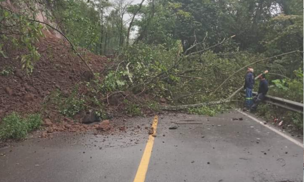 Derrumbes en Tlanchinol bloquean tránsito en carreteras