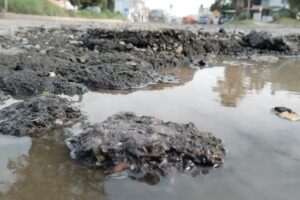 Conductores enfrentan baches gigantes en Villas de Pachuca: vecinos luchan por soluciones temporales
