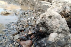 Conductores enfrentan baches gigantes en Villas de Pachuca: vecinos luchan por soluciones temporales