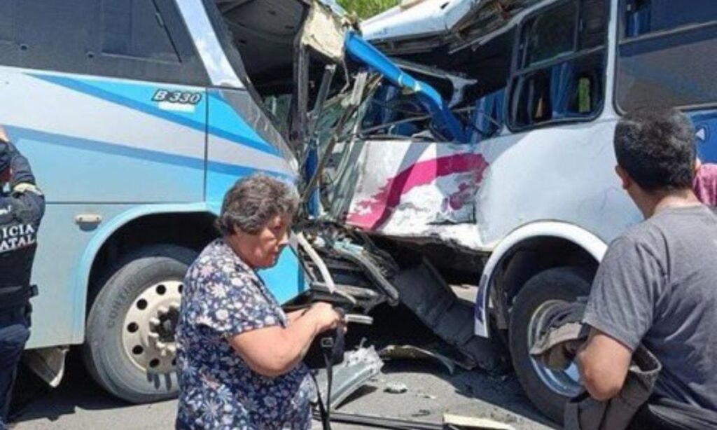 Chocan dos autobuses en la México-Pachuca; 14 lesionados