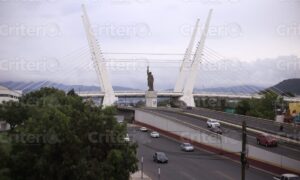 El puente atirantado forma parte de la Supervía Colosio y fue inaugurado en la administración estatal pasadaFoto: Archivo