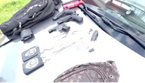 Detienen a hombres armados con placas de policía falsas en la México-Pachuca