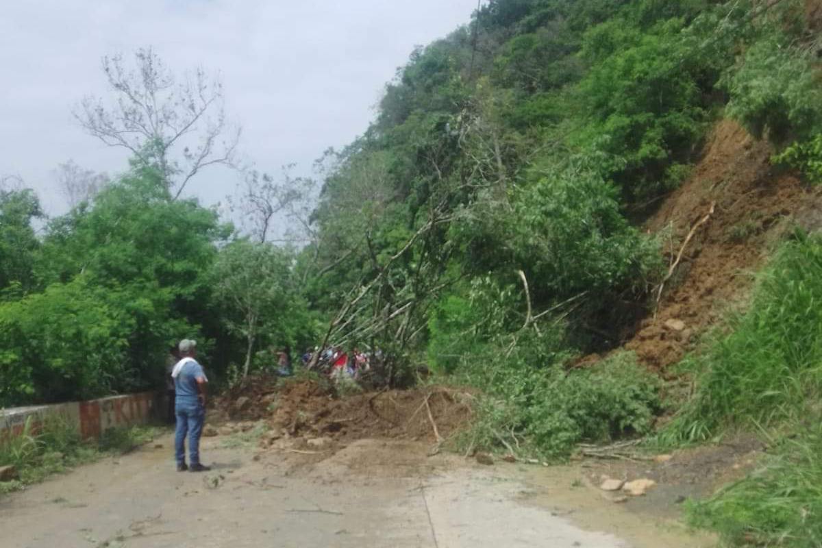 Advierten deslaves en carretera de Atlapexco