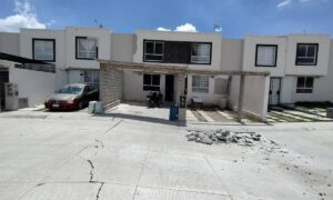 Ahora se ha presentado un problema similar en la calle Zafiro, donde al menos una docena de casas presentan fisuras