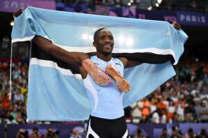 El botsuano Letsile Tebogo, al imponerse al favorito Noah Lyles, quien culminó tercero