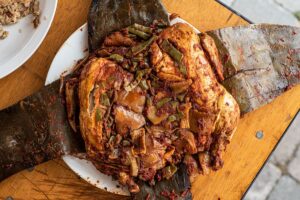 El ximbo es un platillo típico de la región, famoso por su cocción en penca de maguey y su inconfundible sabor que se logra al cocinarlo al vapor o al horno.
