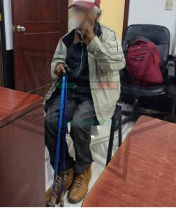 Elementos de la policía municipal resguardan al adulto mayor mientras se localiza su vivienda.
