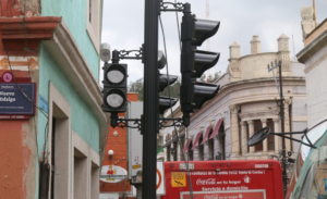 contempla la instalación, soportes, cableado y señalamiento de los semáforos