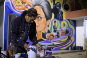 Con más de 140 murales pintados, Jesús Rodríguez Arévalo impulsa el arte comunitario.