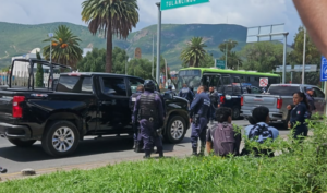 Momento en que los detenidos originarios de Puebla y Michoacán son trasladados al Ministerio Público, tras ser asegurados en Pachuca.
