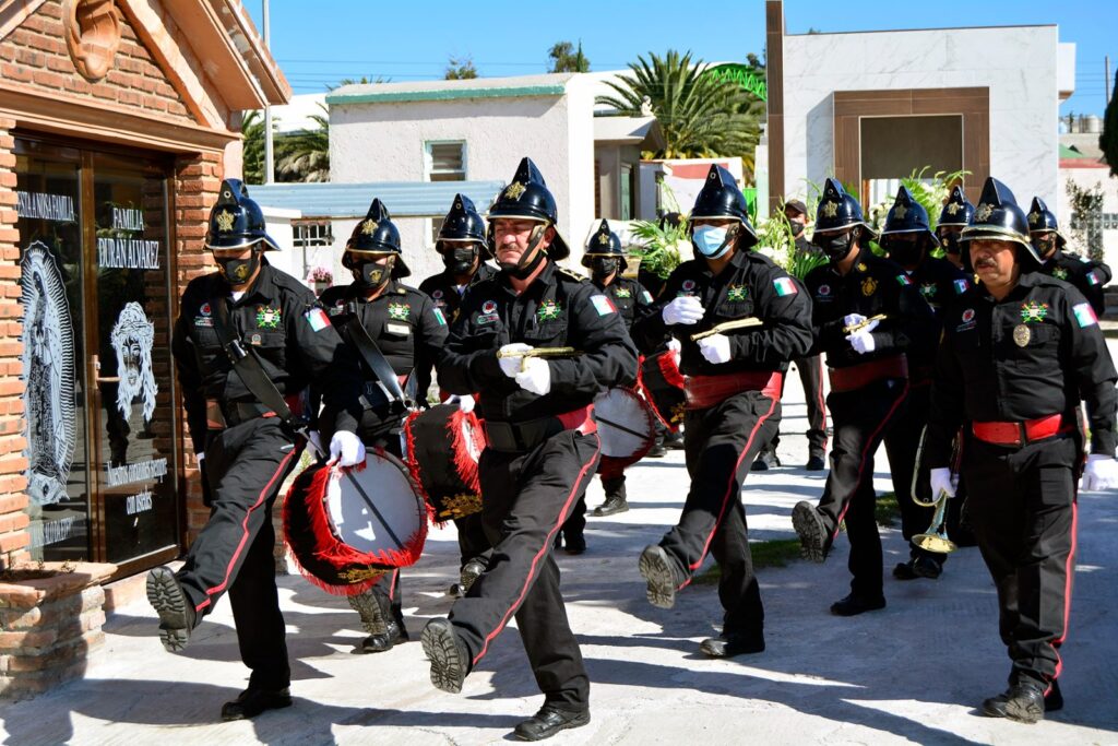 Celebran a bomberos de Tulancingo con reconocimientos y unidades nuevas